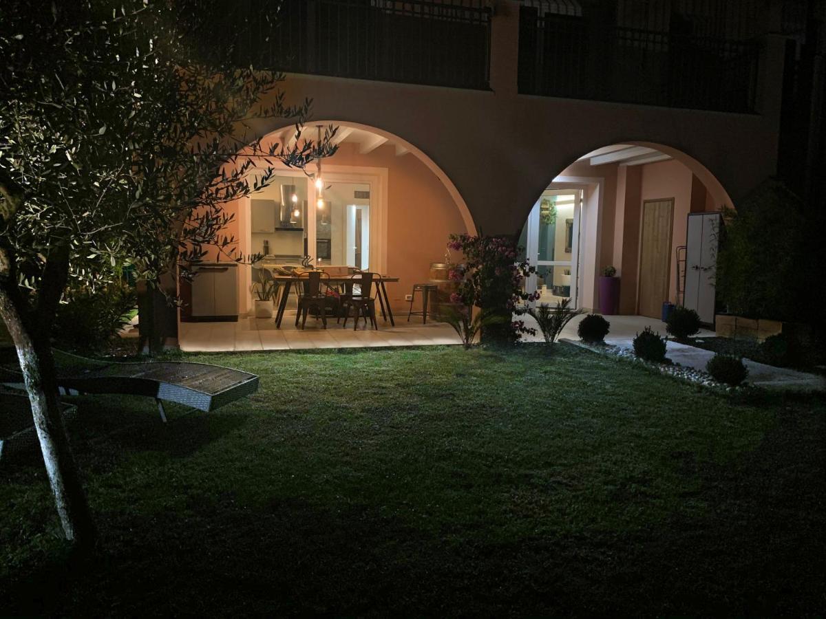 Apartment Charme And Relax With Garden And Swimming Pool Desenzano del Garda Exterior foto